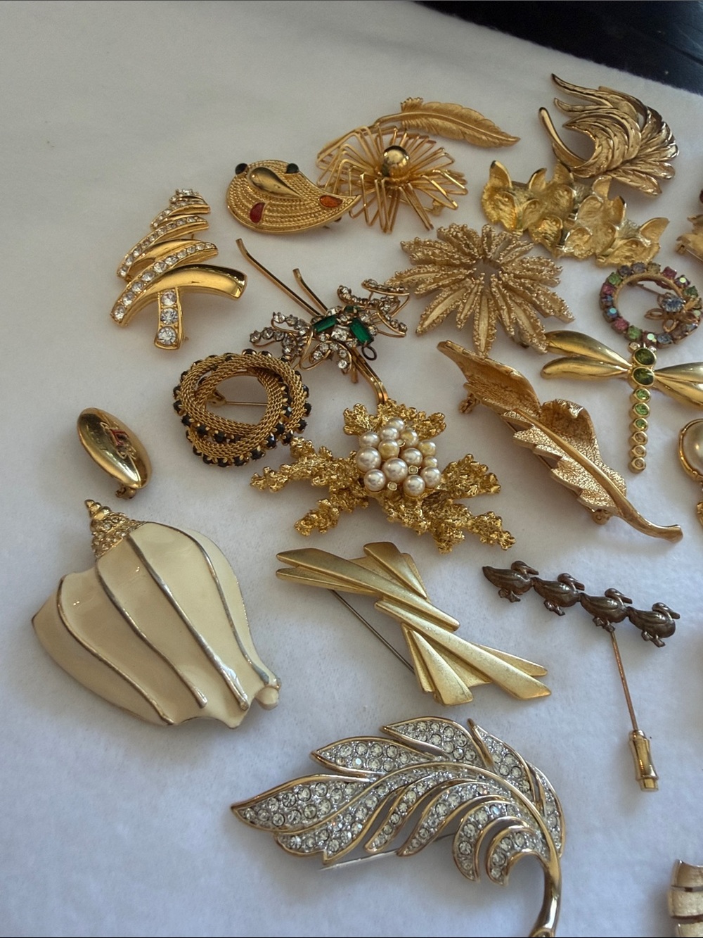 Vintage Gold-Tone Mixed Brooch Lot - some signed Accent Pins - Picture 5 of 8